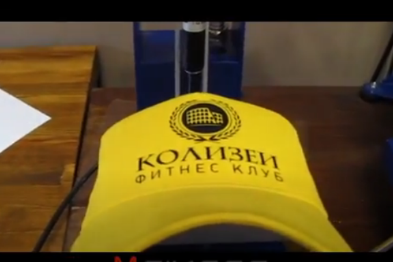 Нанесение логотипа на кепку в Москве дешево