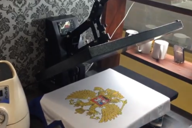 Нанесение логотипа на кепку в Москве недорого